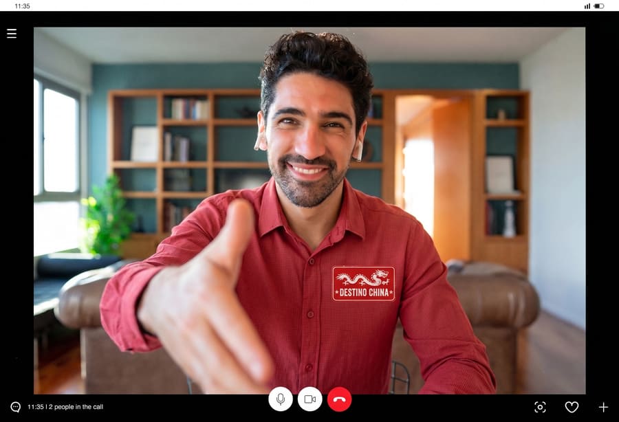 asesor de viajes un hombre con camisa roja con logo de de un dragon
