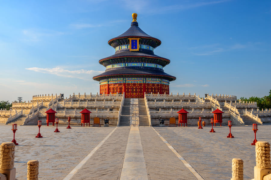 una explanada y de fondo un imponente templo chino