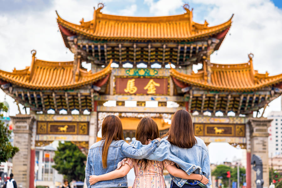 tres mujeres de vacaciones admirando un templo chino